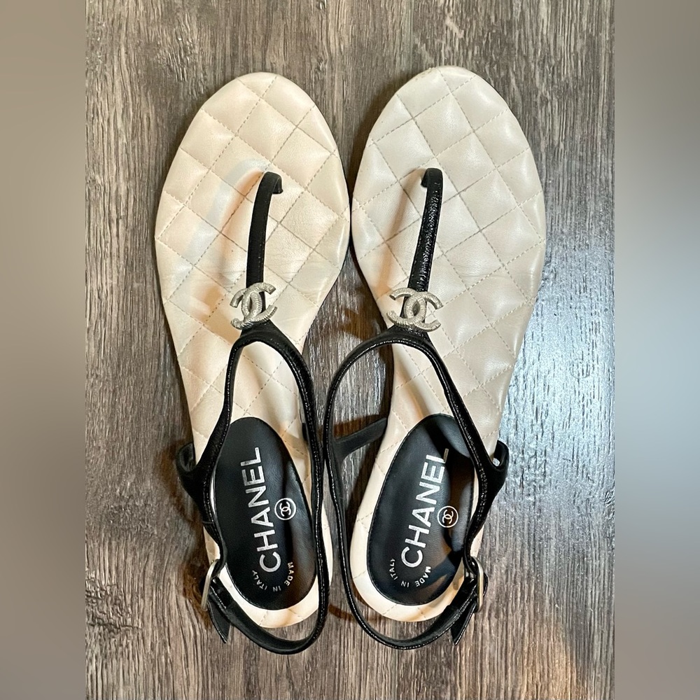 Chanel quilted leather sandals shoes in black w/ silver CC logo hardware sz 39